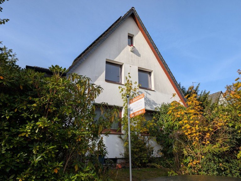 Blick auf das Objekt Hamburg Einfamilienhaus Einfamilienhaus mit Anliegerwohnung und Wintergarten in familienfreundlicher Lage von Harburg-Ei�endorf